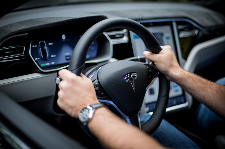 Tesla відкрила свою першу в Китаї зарядну станцію зі сховищами енергії Tesla відкрила свою першу в Китаї зарядну станцію зі сховищами енергії