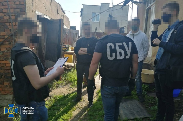 СБУ виявила десять осіб, що через інтернет закликали до зміни меж держкордону та повалення конституційного ладу в Україні СБУ виявила десять осіб, що через інтернет закликали до зміни меж держкордону та повалення конституційного ладу в Україні