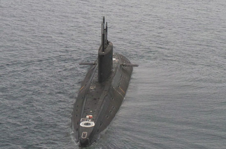 Російський підводний човен розпочав навчання в Чорному морі на тлі маневрів Sea Breeze Російський підводний човен розпочав навчання в Чорному морі на тлі маневрів Sea Breeze