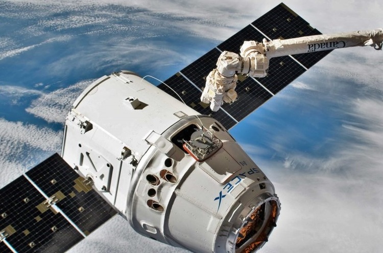 фото DR Космічний корабель SpaceX Cargo Dragon з науковим вантажем успішно сів на воду в Атлантиці