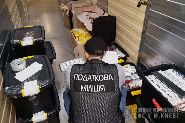 ДФС у Києві провела десять обшуків у торговців фальсифікованими цигарками
