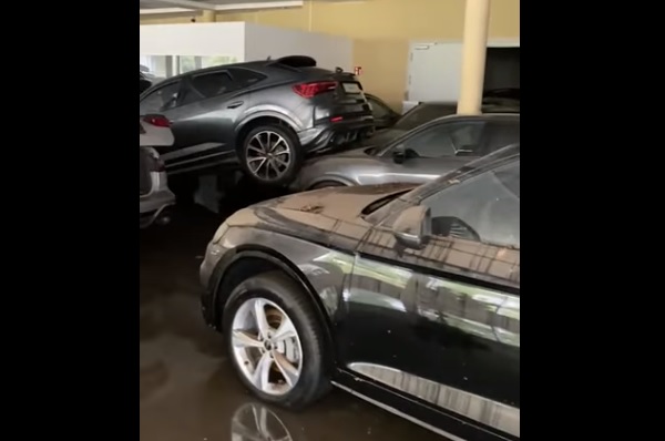 скрін-шот У Німеччині через повінь затопило автосалон з новими Audi (ВІДЕО)