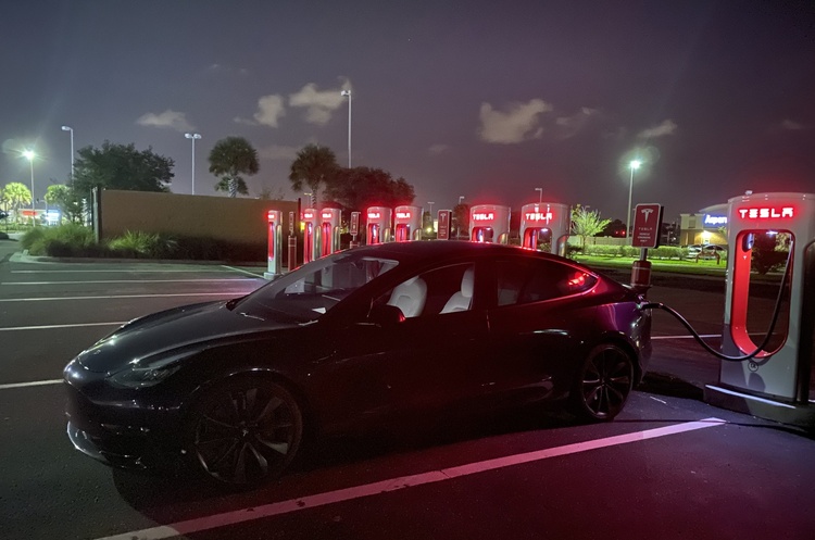 Маск пообіцяв зробити мережу зарядних станцій Tesla Supercharger доступною для всіх електрокарів Маск пообіцяв зробити мережу зарядних станцій Tesla Supercharger доступною для всіх електрокарів