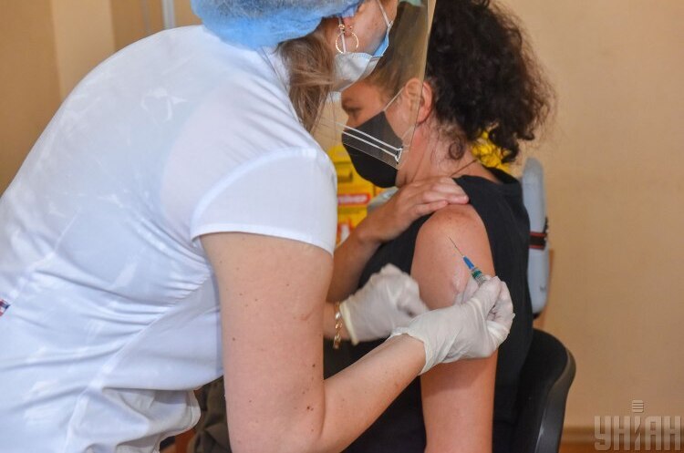 В Україні стартував п'ятий етап COVID-вакцинації В Україні стартував п'ятий етап COVID-вакцинації