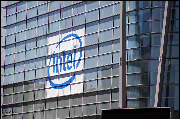 фото DR Влада США вирішила допомогти компанії Intel повернути світове лідерство