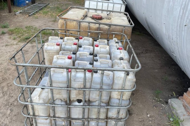Правоохоронці затримали 13 осіб, які крали сировину з нафтопроводу Правоохоронці затримали 13 осіб, які крали сировину з нафтопроводу