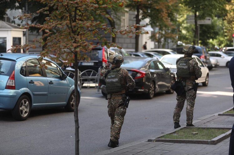 Чоловіка, який погрожував підірвати будівлю Кабміну, затримали Чоловіка, який погрожував підірвати будівлю Кабміну, затримали
