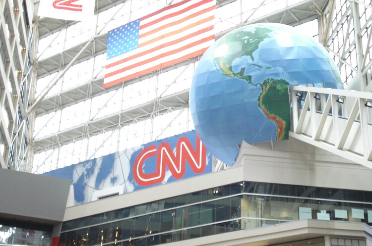 CNN звільнила трьох працівників за те, що вони прийшли в офіс без щеплення CNN звільнила трьох працівників за те, що вони прийшли в офіс без щеплення