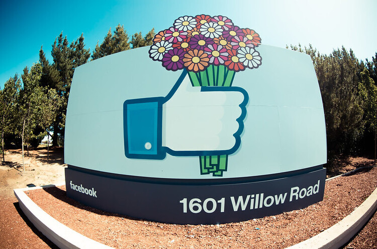 Працівники Facebook не повернуться в офіси цього року Працівники Facebook не повернуться в офіси цього року
