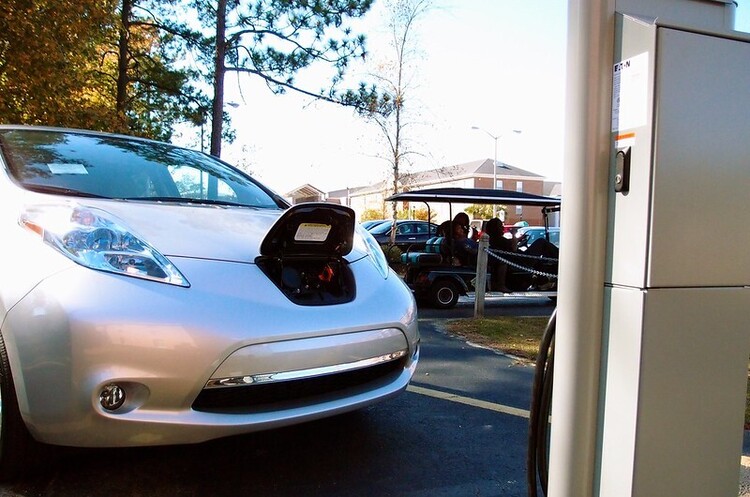 Мінус десятки тисяч Leaf і Rogue. Nissan зупинить свій завод у США на два тижні Мінус десятки тисяч Leaf і Rogue. Nissan зупинить свій завод у США на два тижні