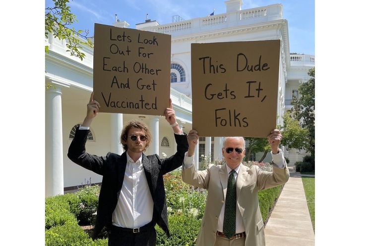 фото dudewithsign Джо Байден сфотографувався з відомим інста-блогером для реклами вакцинації