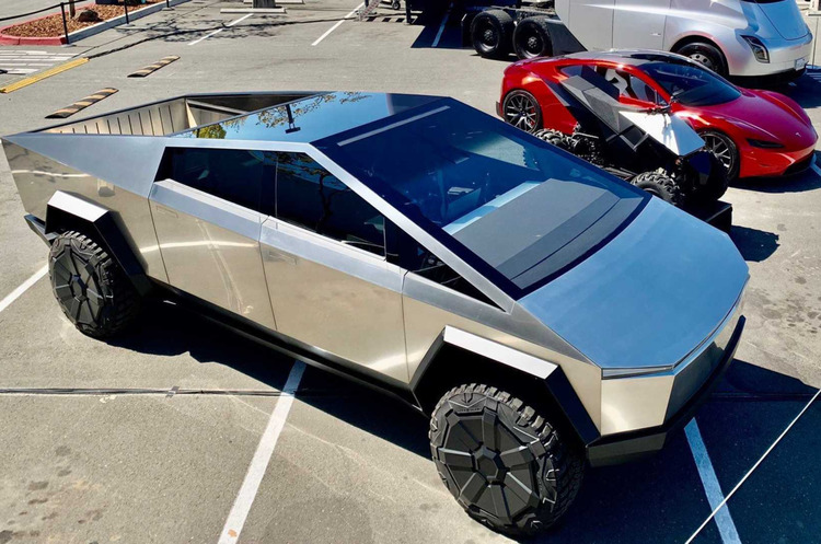 фото DR Стало відомо, чому виникла затримка з випуском футуристичного пікапа Tesla Cybertruck