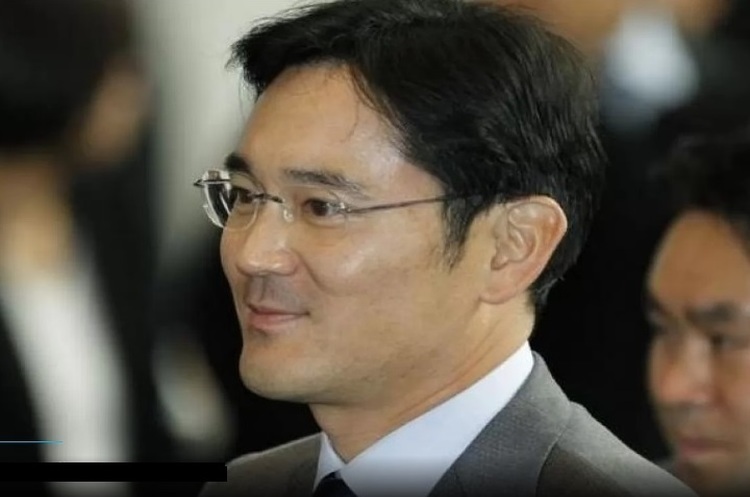 Керівника Samsung випустили з в’язниці: влада врахувала його «важливість для економіки»