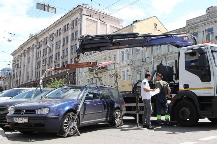 Робота Інспекції з паркування у Києві паралізована через підозру керівництву – КМДА Робота Інспекції з паркування у Києві паралізована через підозру керівництву – КМДА