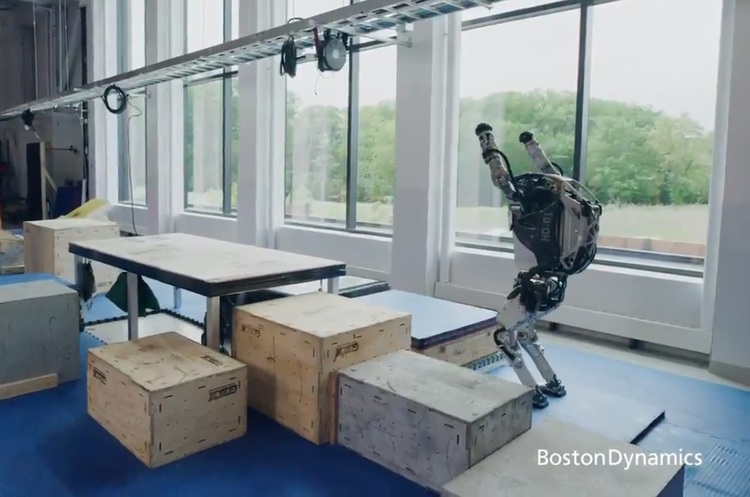 скрін-шот BostonDynamics показала майданчик «для паркуру», де роботи демонструють свої вміння (ВІДЕО)
