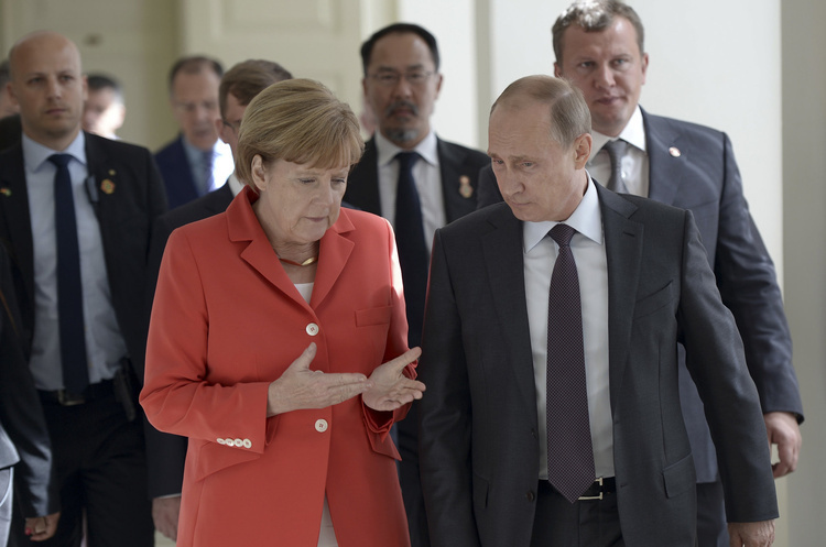 Меркель прилетіла в Росію на переговори з Путіним Меркель прилетіла в Росію на переговори з Путіним