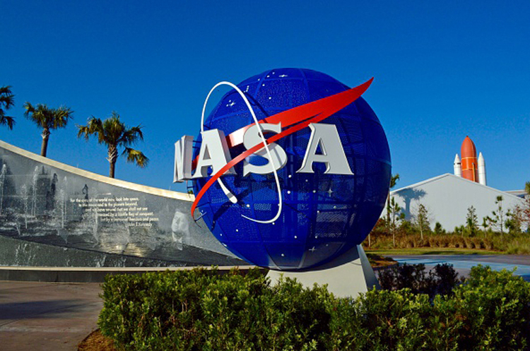 Після позову Безоса NASA призупинило співпрацю зі SpaceX Після позову Безоса NASA призупинило співпрацю зі SpaceX