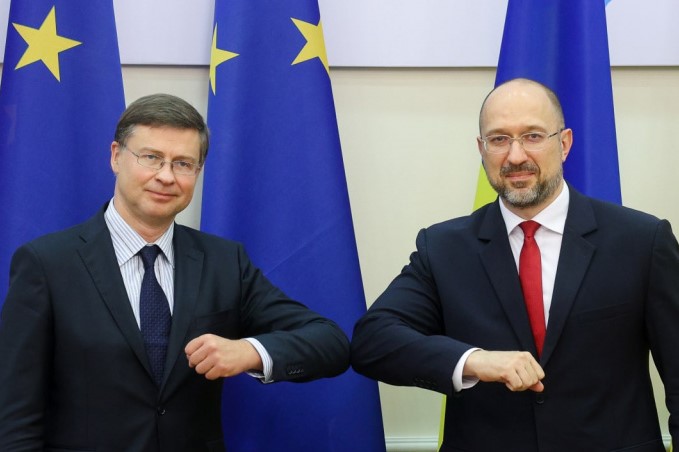 Виконавчий віцепрезидент Єврокомісії Валдіс Домбровскіс та прем'єр-міністр України Денис Шмигаль Україна виконала умови для отримання наступного траншу макрофінансової допомоги від ЄС – Шмигаль