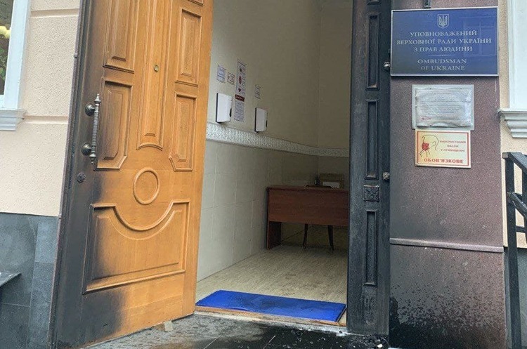 У Києві невідомий кинув коктейль Молотова в офіс омбудсмена Денісової У Києві невідомий кинув коктейль Молотова в офіс омбудсмена Денісової