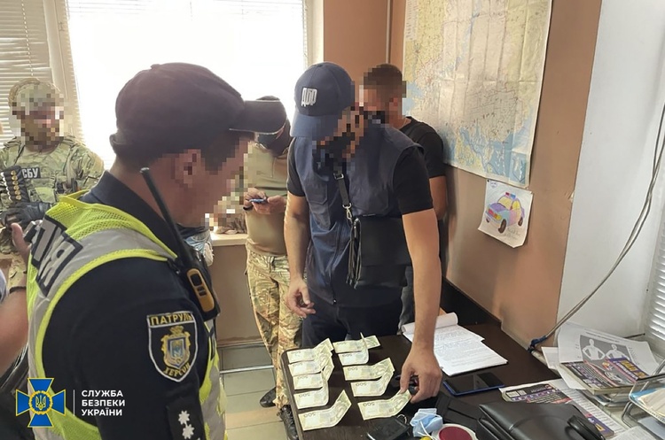 СБУ викрила корумпованих патрульних на Херсонщині СБУ викрила корумпованих патрульних на Херсонщині
