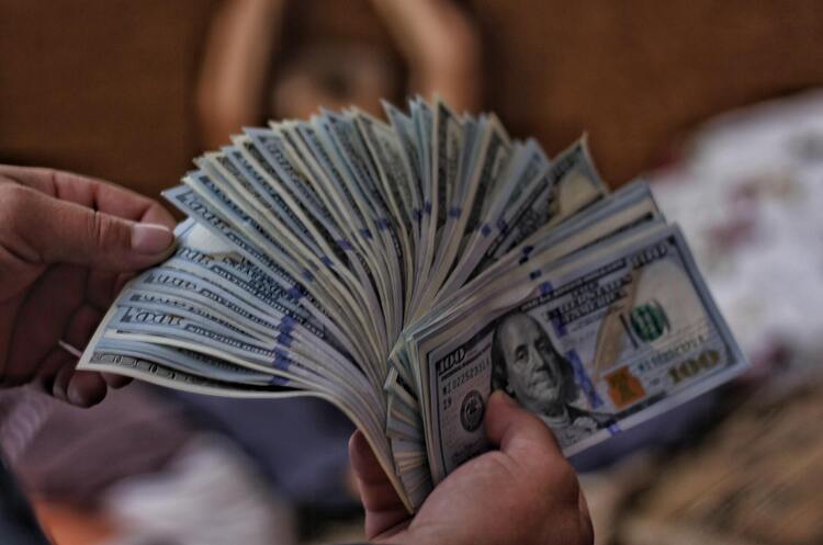 Двох оперативників СБУ судитимуть за вимагання $120 000 Двох оперативників СБУ судитимуть за вимагання $120 000
