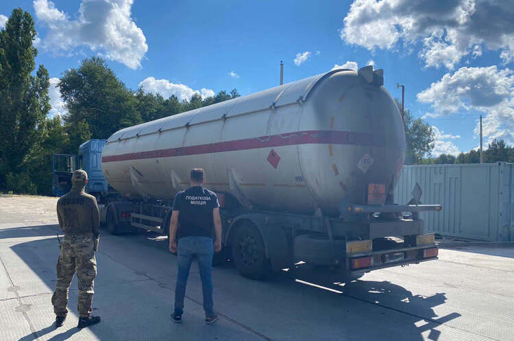 ДФС викрила компанію з незаконного виробництва паливно-мастильних матеріалів ДФС викрила компанію з незаконного виробництва паливно-мастильних матеріалів