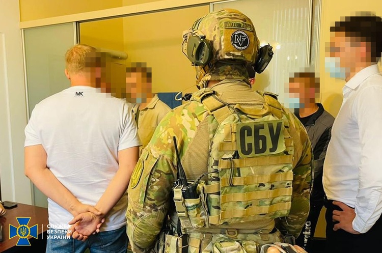 СБУ викрила на хабарі депутата та посадовців Полтавської міськради СБУ викрила на хабарі депутата та посадовців Полтавської міськради