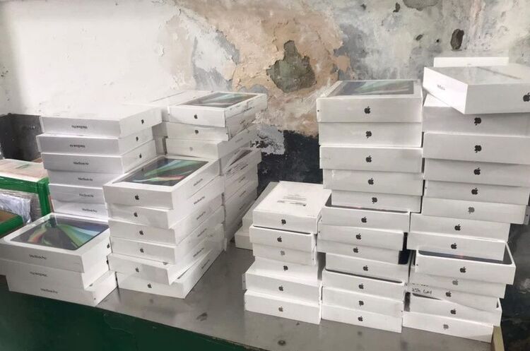 Держприкордонслужба на кордоні з Польщею вилучила партію контрабандних iPhone Держприкордонслужба на кордоні з Польщею вилучила партію контрабандних iPhone