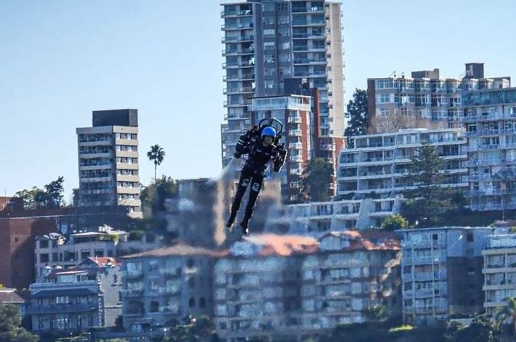 JetPack Aviation JetPack Aviation продала військовим перших два реактивних ранці – по $400 000 за кожен
