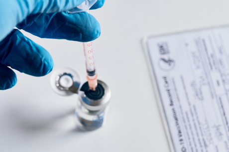 Байден запровадив обов’язкову вакцинацію для мільйонів держслужбовців і медиків