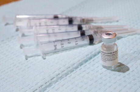 Вакцинація проти COVID-19 позитивно впливає на психічне здоров’я – дослідження