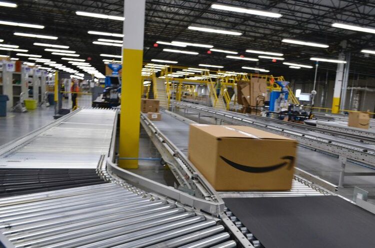 фото Shutterstock Amazon підвищить зарплату до $18 за годину і найме ще 125 000 працівників