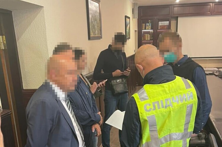 Правоохоронці прийшли з обшуками до «Київавтодору» та «Київавтошляхмосту» Правоохоронці прийшли з обшуками до «Київавтодору» та «Київавтошляхмосту»
