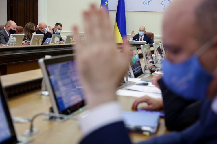 МОЗ запровадить обов'язкову вакцинацію від COVID-19 держчиновників та освітян - прем'єр МОЗ запровадить обов'язкову вакцинацію від COVID-19 держчиновників та освітян - прем'єр