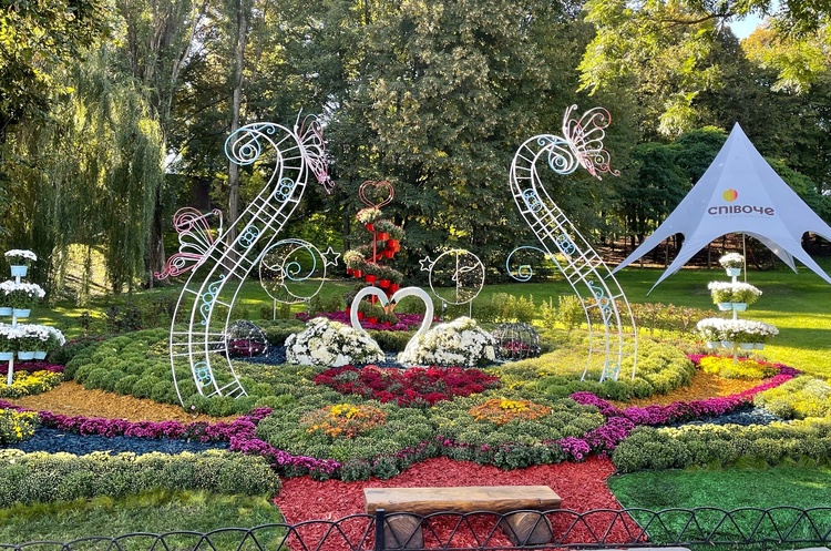 Влюбленные единороги и Купидоны: в Киеве открылась цветочная выставка про любовь Влюбленные единороги и Купидоны: в Киеве открылась цветочная выставка про любовь
