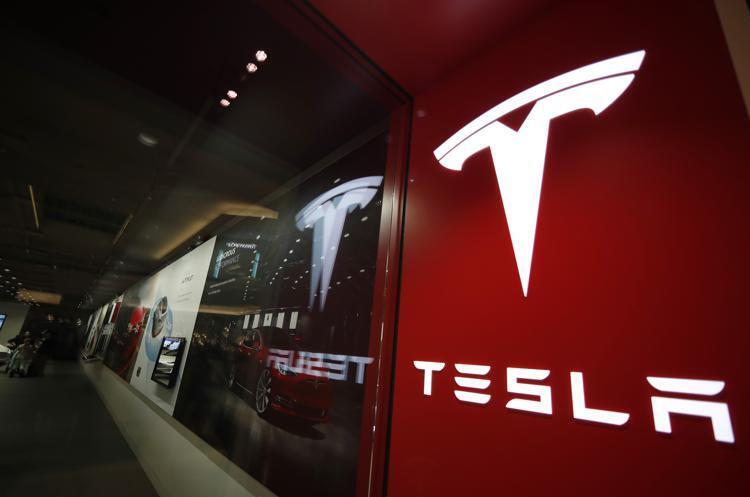 Tesla продала рекордну кількість електромобілів, попри дефіцит мікросхем Tesla продала рекордну кількість електромобілів, попри дефіцит мікросхем