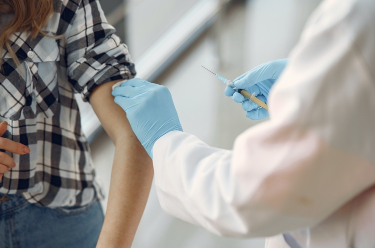 МОЗ затвердив перелік професій, для яких вакцинація проти COVID-19 є обов'язковою МОЗ затвердив перелік професій, для яких вакцинація проти COVID-19 є обов'язковою