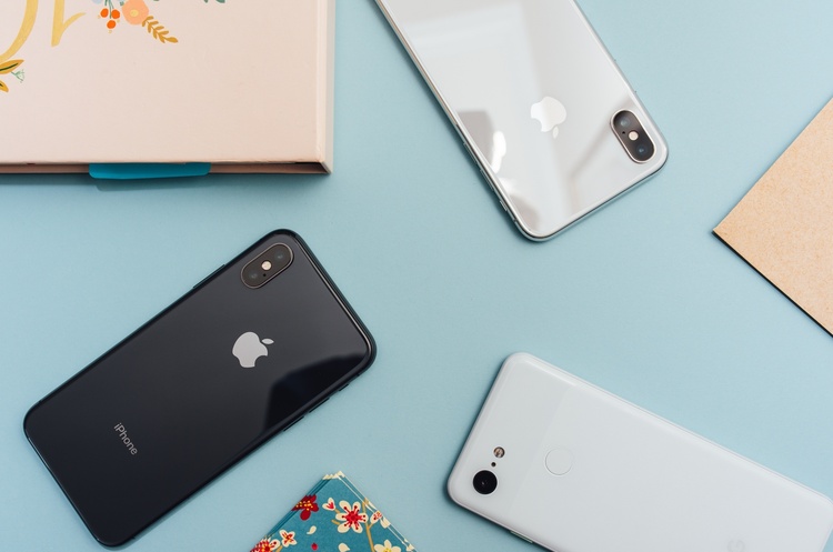 Apple імпортувала першу офіційну партію своєї продукції в Україну Apple імпортувала першу офіційну партію своєї продукції в Україну