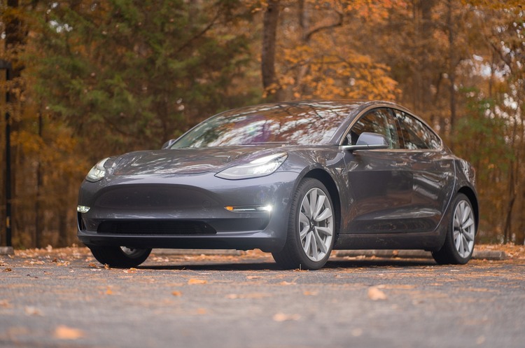 Tesla використовуватиме технологію самокерування автівки при аварії