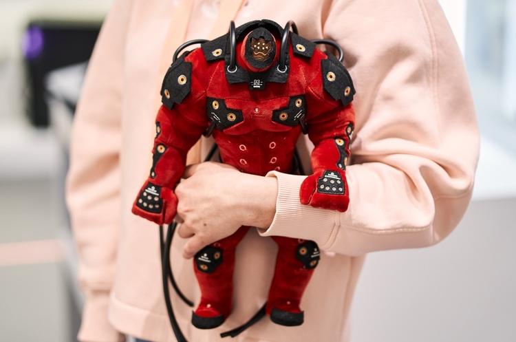 Прототип одного з популярних героїв серії відеоігор Tekken, Gigas (102 деталі та 51000 стібків вишивки) Підготовка до старту: про труднощі запуску власного виробництва