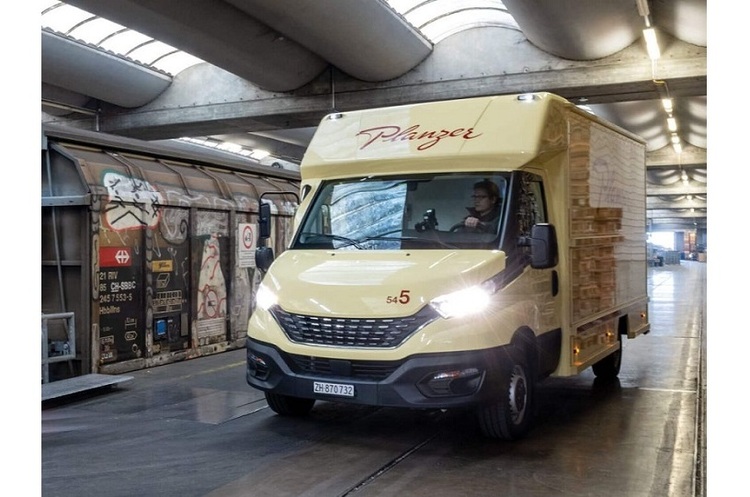 У Швейцарії посилки будуть доставляти автономні фургони без водія