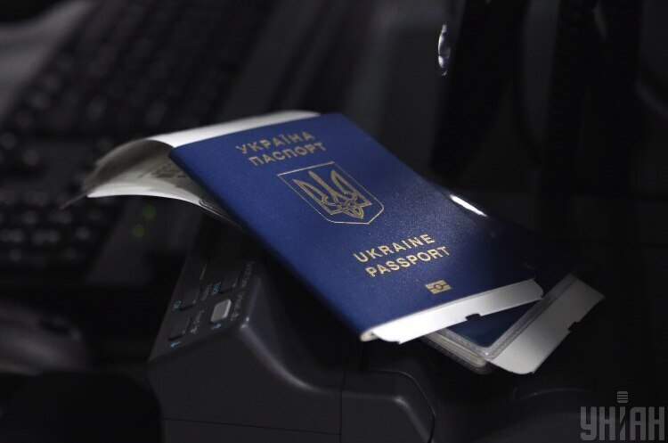 Три країни ЄС не стали забороняти в'їзд вакцинованим українцям Три країни ЄС не стали забороняти в'їзд вакцинованим українцям
