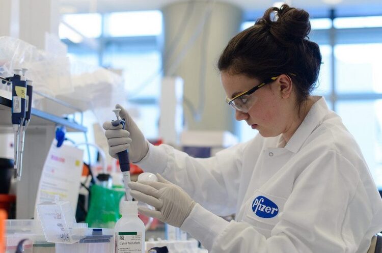 фото DR Pfizer дозволить іншим компаніям виробляти свої ліки від коронавірусу