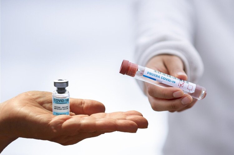 Вакцину від нового штаму коронавірусу 	«Омікрон» створять на початку 2022 року – Moderna