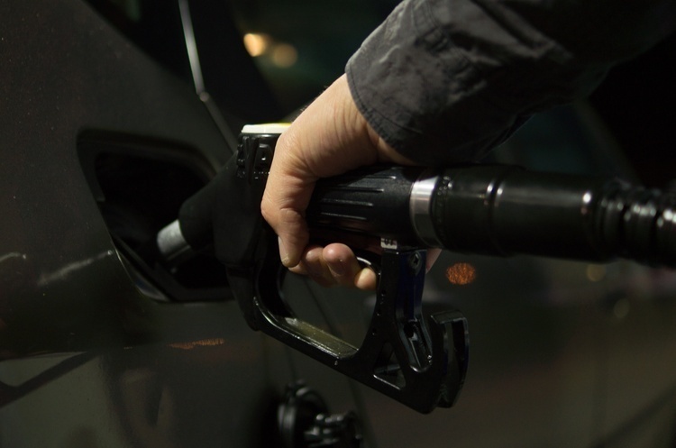 Ціни на бензин та дизпаливо у мережах АЗС за місяць знизилися на 25-40 копійок