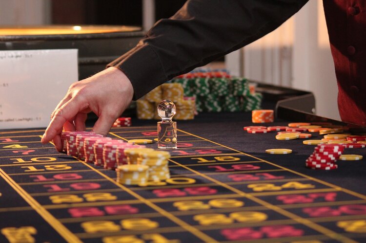 Члена комісії з азартних ігор підозрюють у хабарі на $90 000