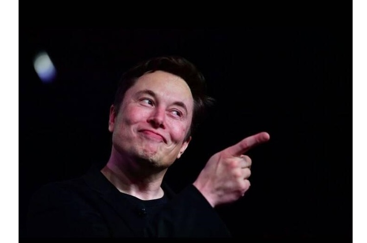 фото DR Маск знову тролить Безоса: «Йому слід проводити більше часу в Blue Origin і менше – в джакузі»