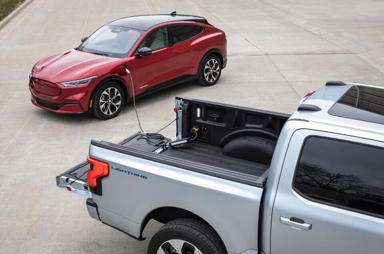 фото Ford Ford представив нову технологію заряджання електромобілів – один від одного