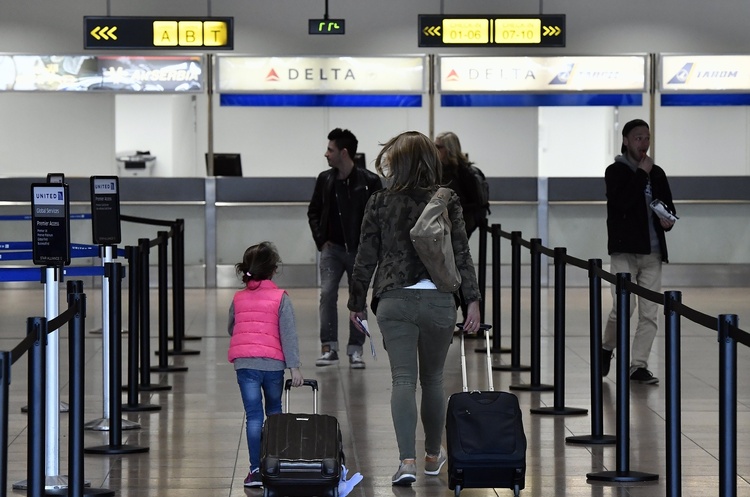 фото DR United і Delta відмінили понад 200 авіарейсів напередодні Різдва через спалах коронавірусу