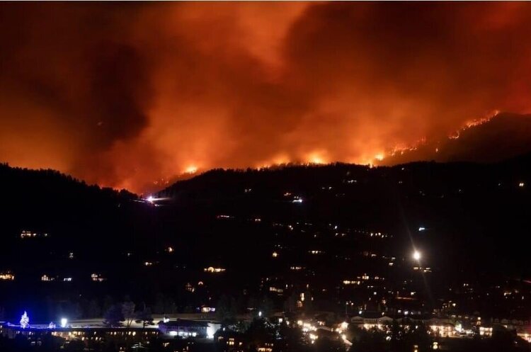 Лісова пожежа взимку: в штаті Колорадо сильний вогонь знищив понад 1000 будіників